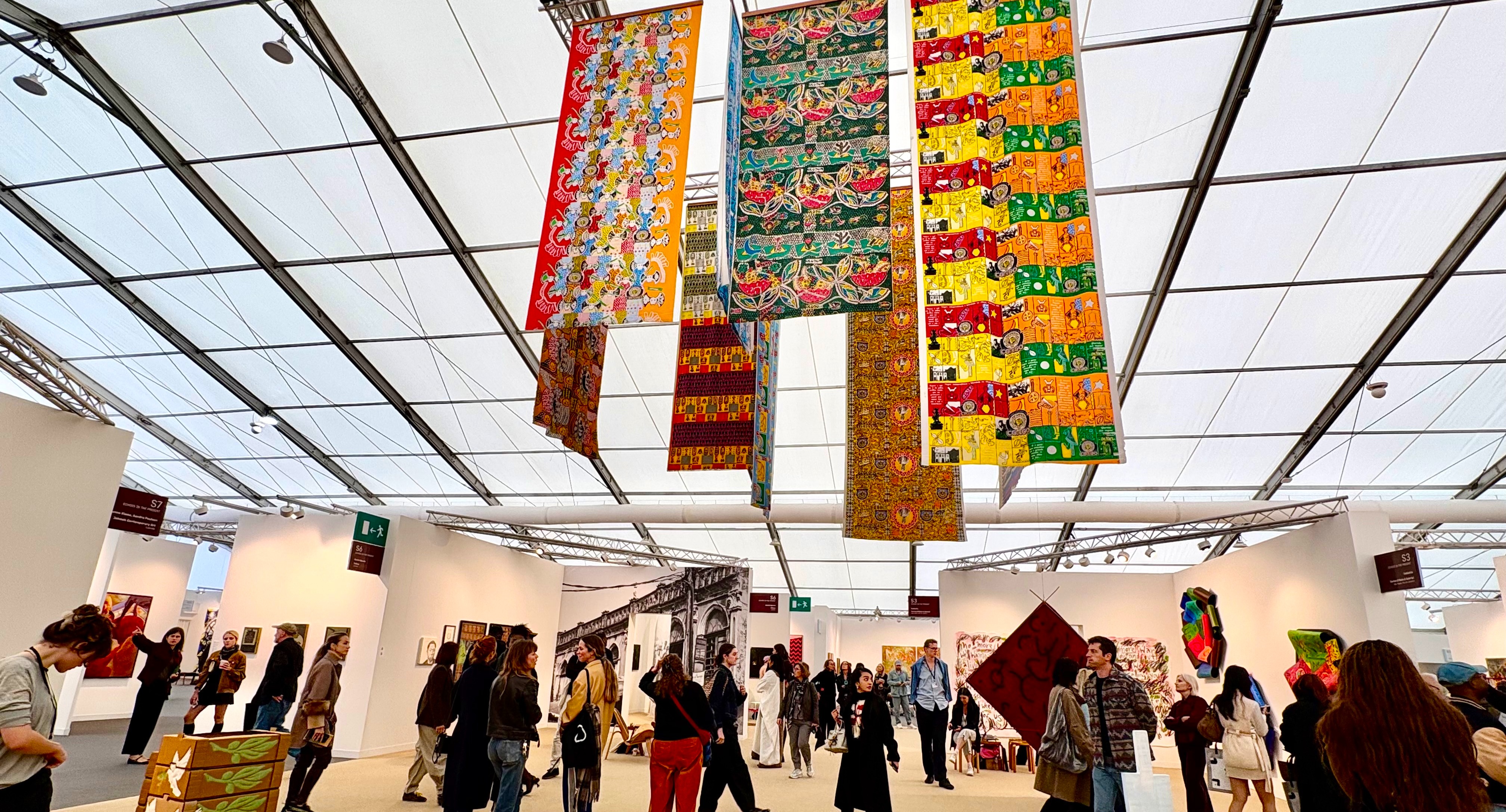 フリーズ・ロンドン2025」レポート。地域・素材・テーマの拡張（文