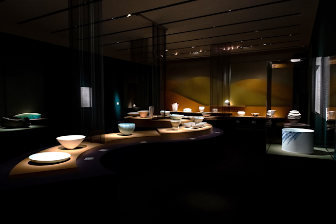 鳥のいる風景──「鳥々 藤本能道の色絵磁器」が智美術館で6月から開催