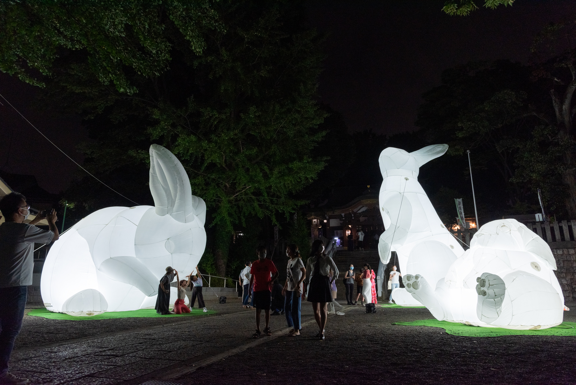 下北沢の街に現れる「月」「ウサギ」の巨大屋外アート！9月16日～10月1