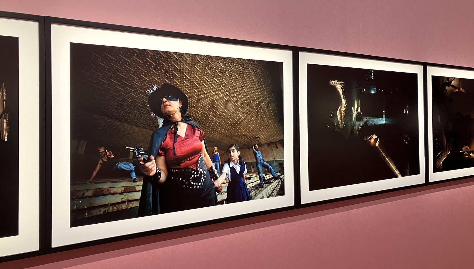 自ら演じる“虚構”のイメージで、インドの歴史や女性像を問う