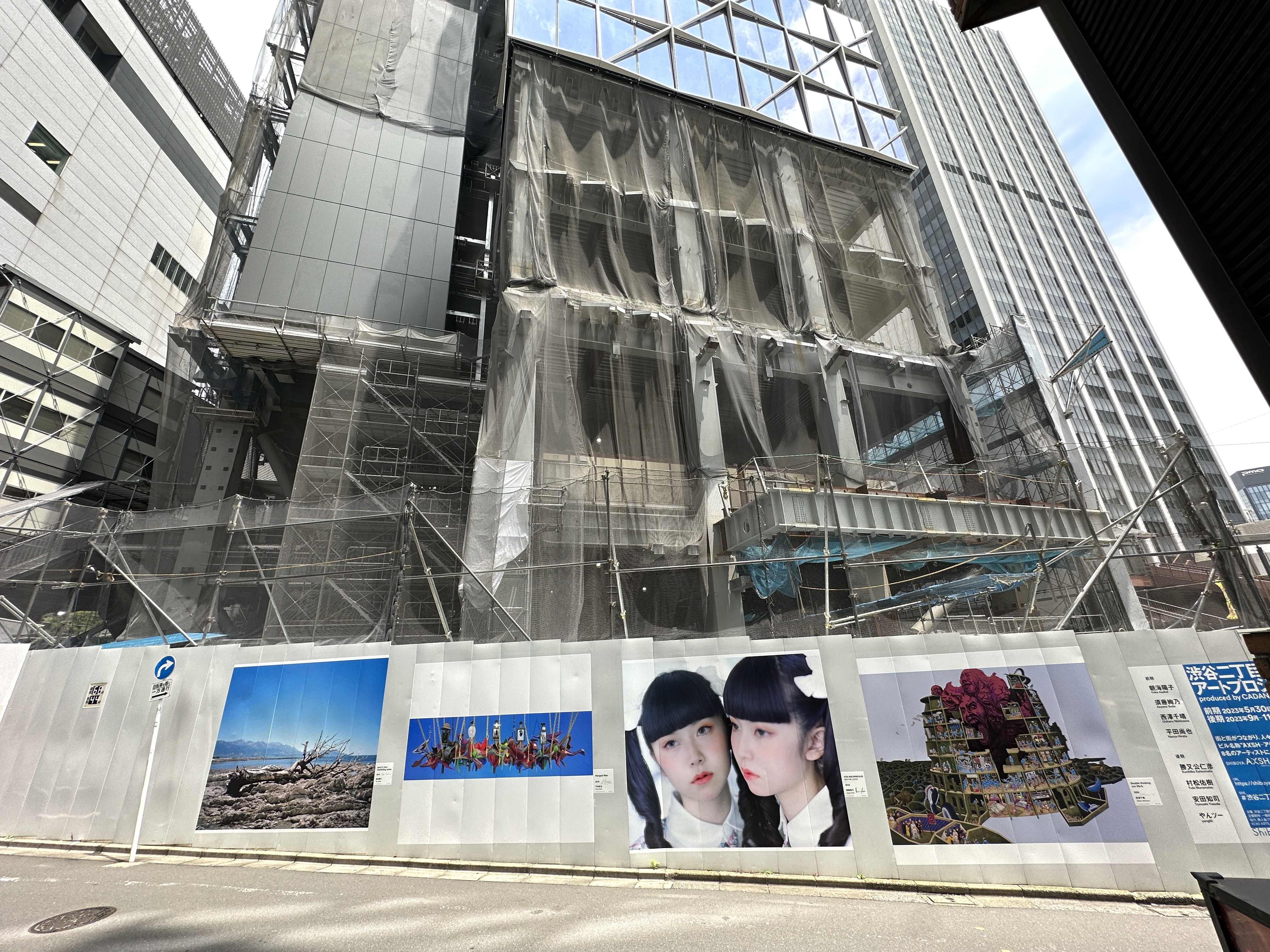 渋谷の建設現場で朝海陽子、須藤絢乃、⻄澤千晴、平田尚也が作品を発表