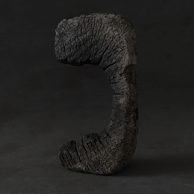 二枚で完成する 真っ黒の凹凸テクスチャーアート 岩田俊彦 + 播上早苗 「土と樹液」 （obi gallery） ｜Tokyo Art Beat