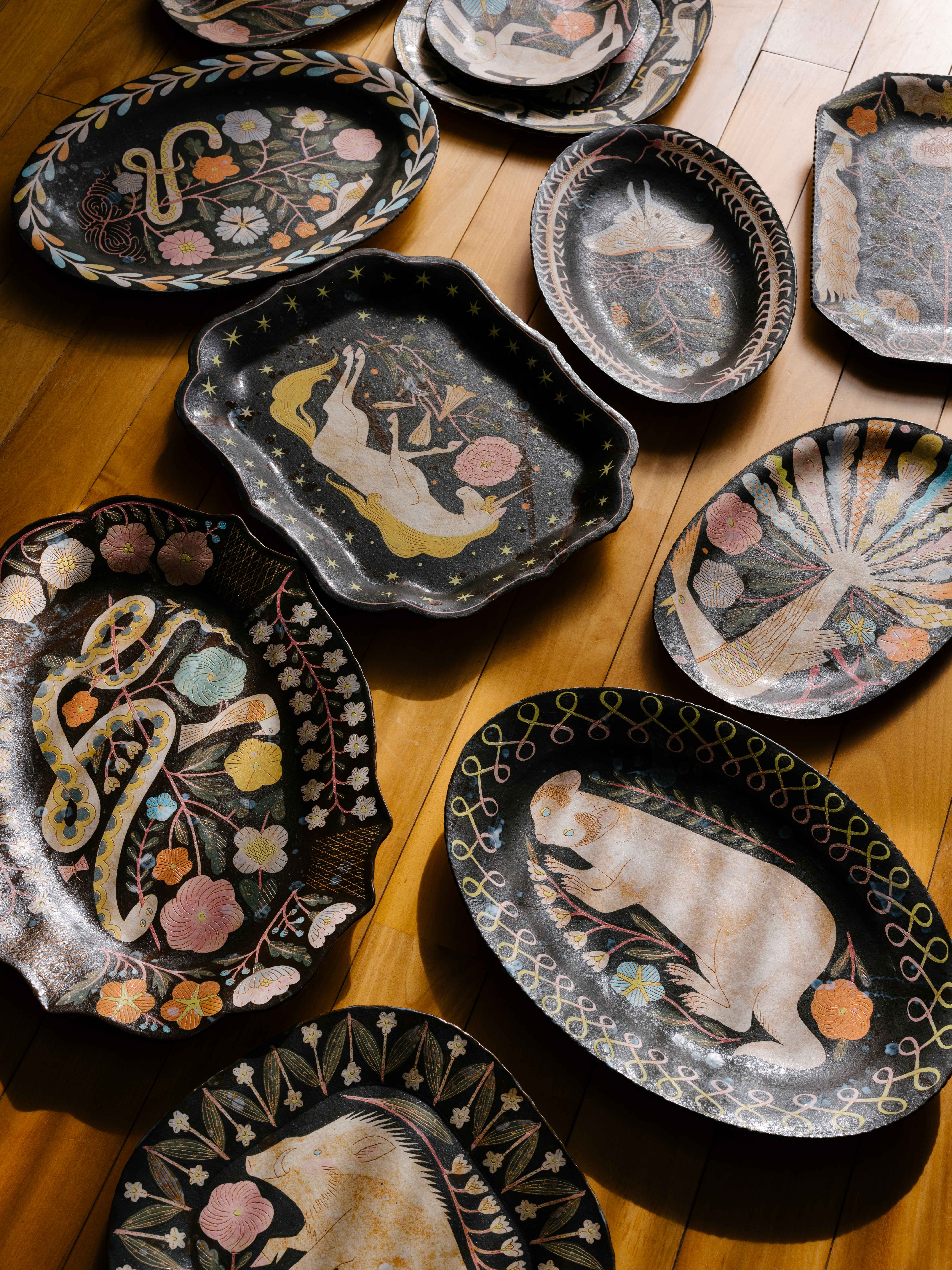 陶芸家 鹿児島睦 一点物　黒の花図案のプレート　美術品　手作り　希少　レア 陶芸家 鹿児島睦 一点物 黒の花図案のプレート 美術品 手作り