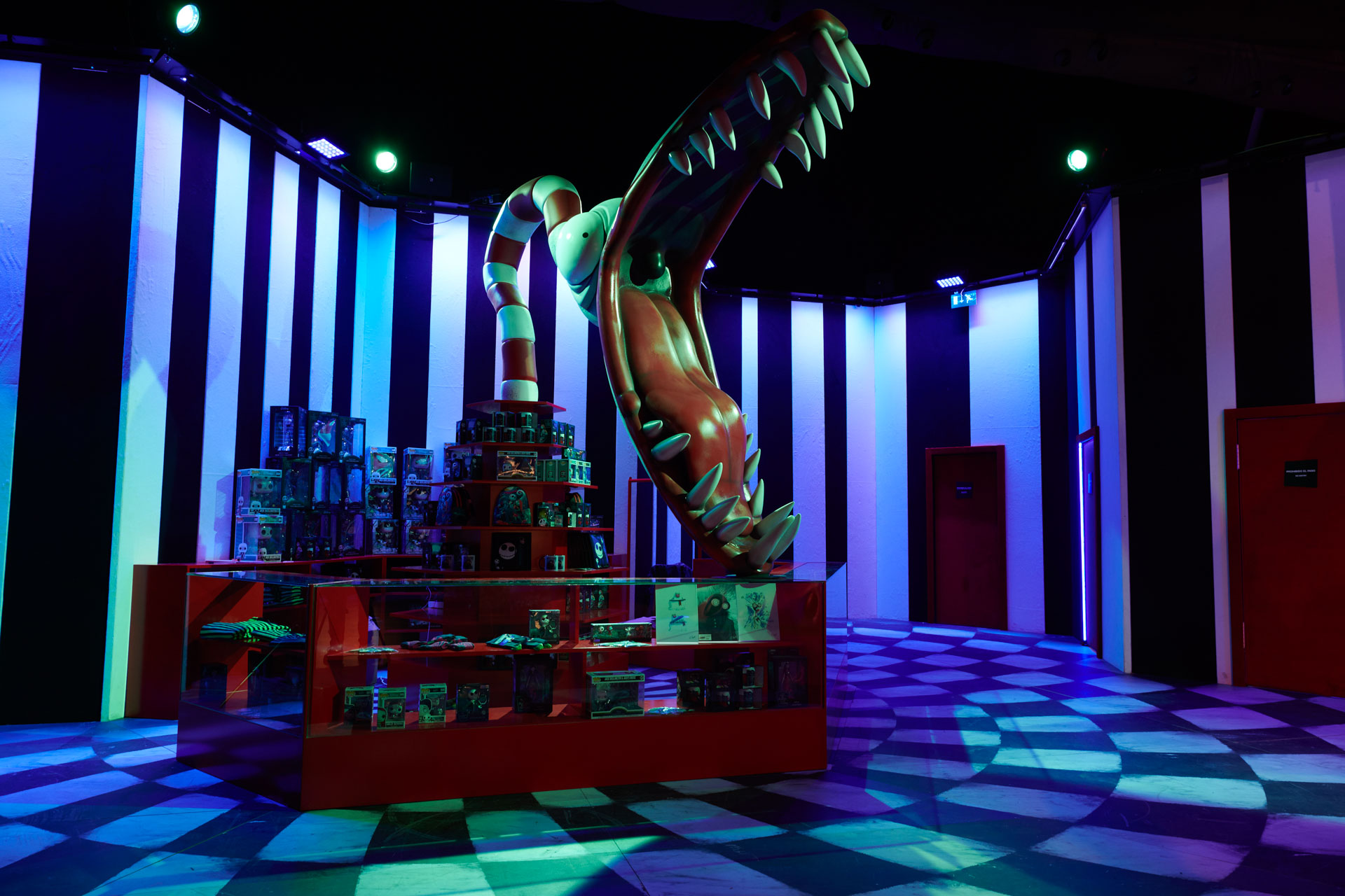 Tim Burton's Labyrinth - instalasi replika ruang permen dari Charlie and the Chocolate Factory