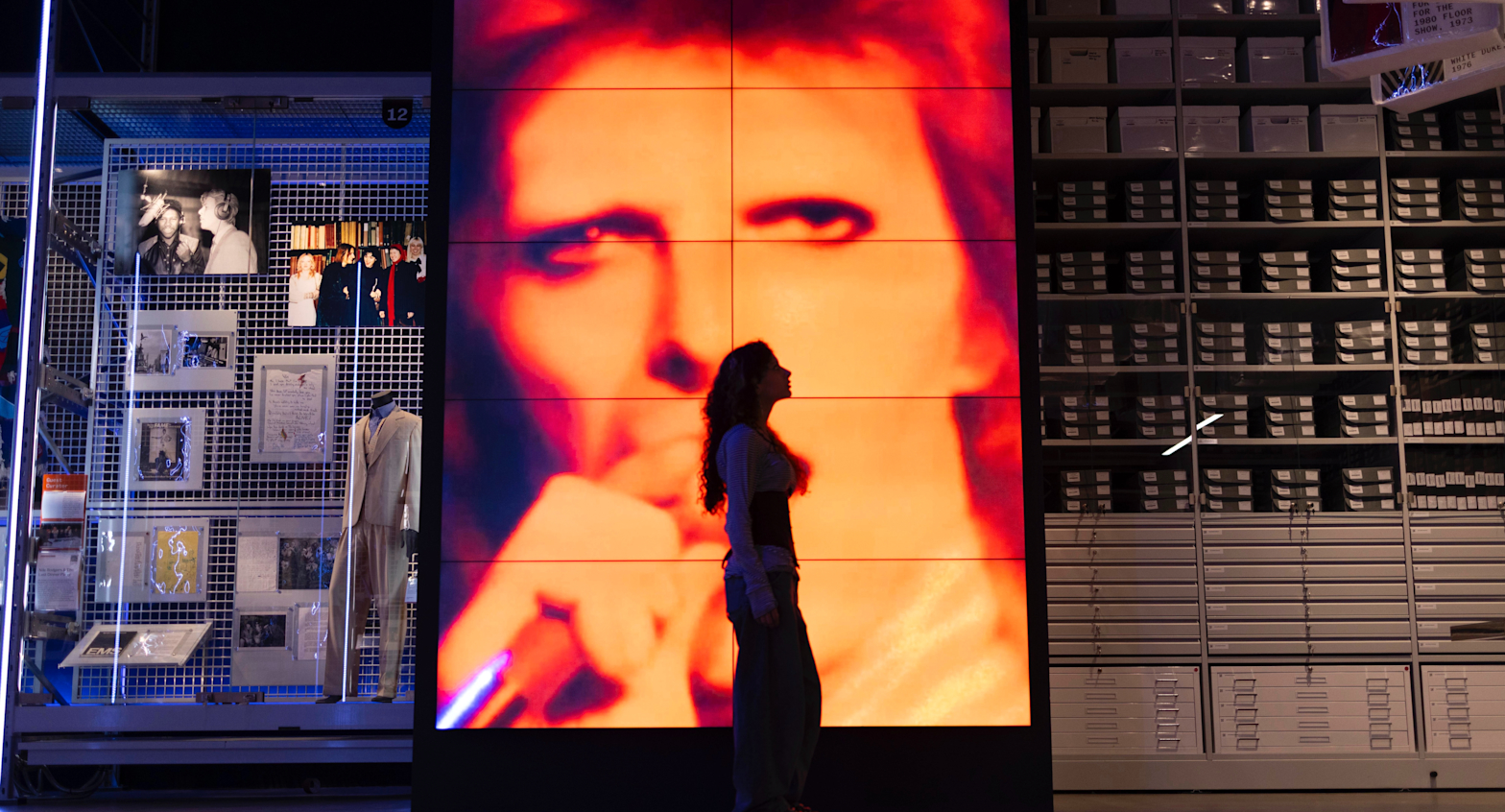 デヴィッド・ボウイ・センターが英V&Aの「見せる収蔵庫」イースト