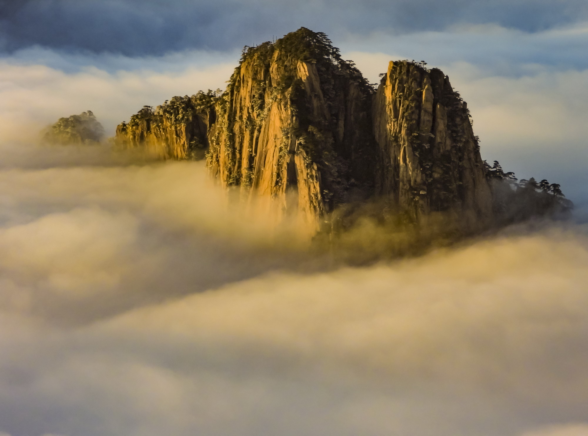 黄山 魅力の冬を訪ねて－奇峰・雲海・霧氷の世界－」 （リコー
