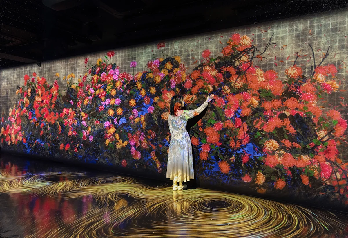 Галакси и teamLab: Бесконечная жизнь и смерть в настоящем вечности
