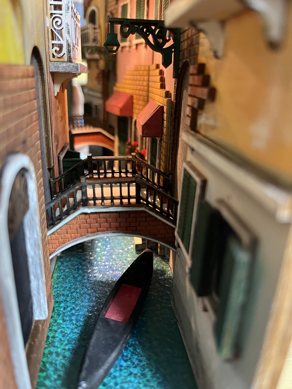 monde 「本棚の中の路地裏」 （GALLERY リトルハイ） ｜Tokyo