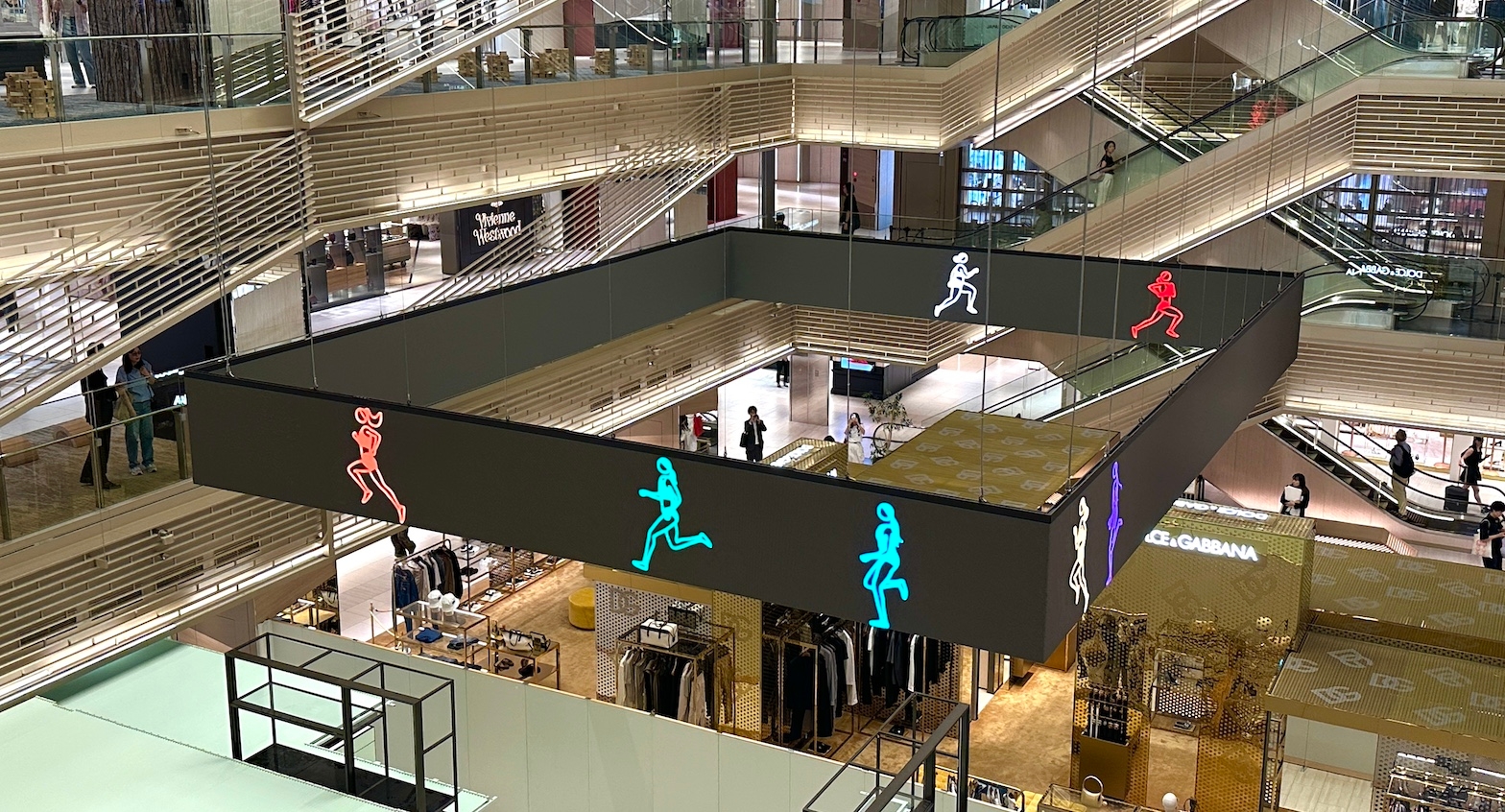 GINZA SIXにジュリアン・オピー自身初となる宙に浮かぶ新作映像作品が