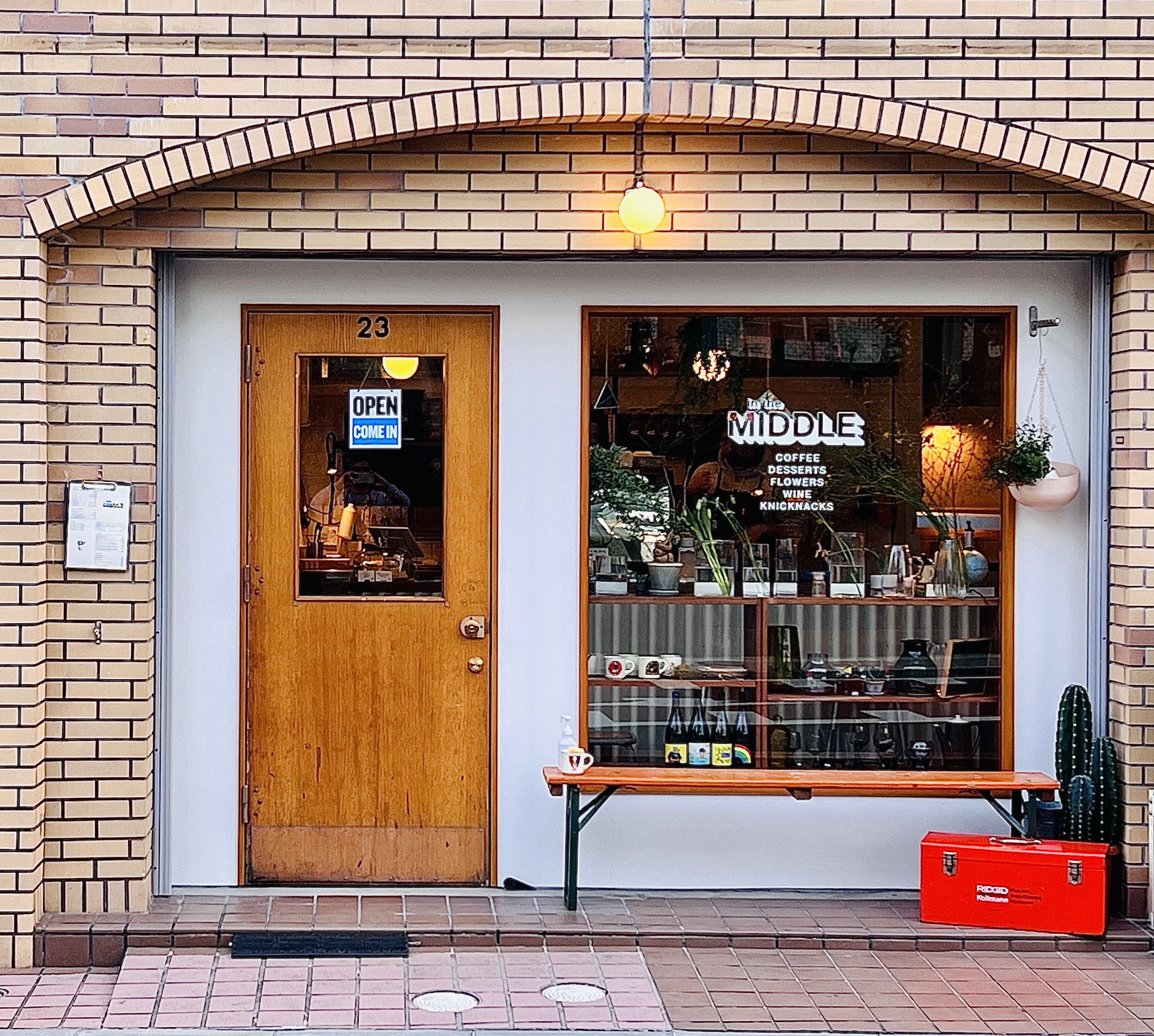 in the MIDDLE｜Tokyo Art Beat