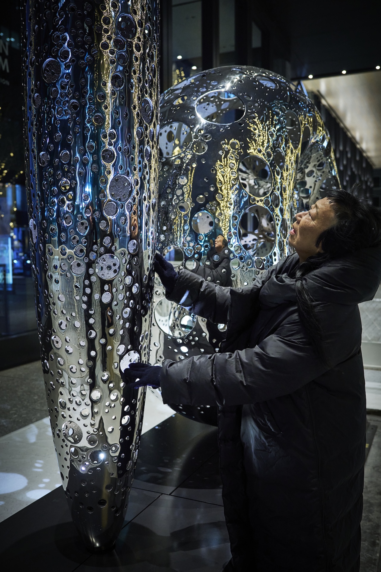 リンディ・リーによる新作の屋外彫刻作品が完成。東京・アーティゾン