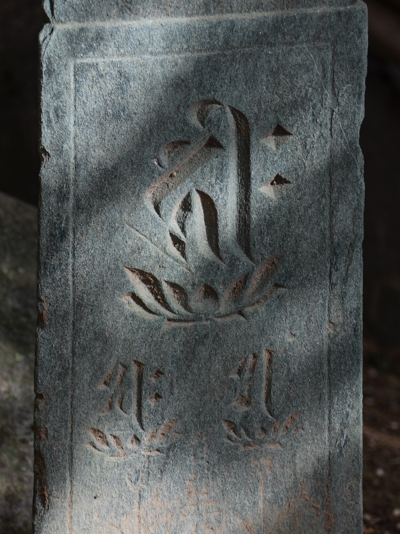 石のもの：国東の石塔その他」 （青花室） ｜Tokyo Art Beat