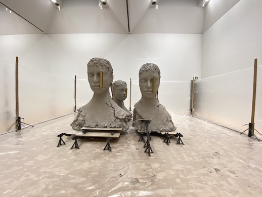 凍結した時間の中で：マーク・マンダースの国内美術館初個展「マーク