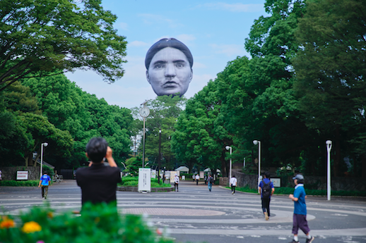 東京の空に出現した顔 人々を騒然とさせた 目 の まさゆめ をプレイバック Tokyo Art Beat