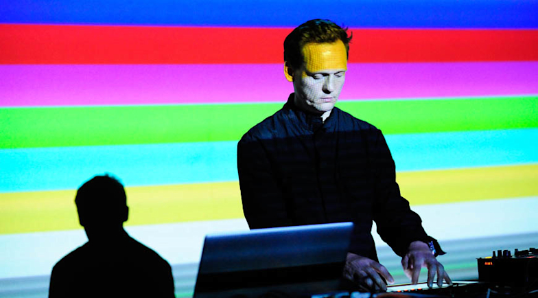 alva noto (カールステン・ニコライ) 「univrs-uniscope version