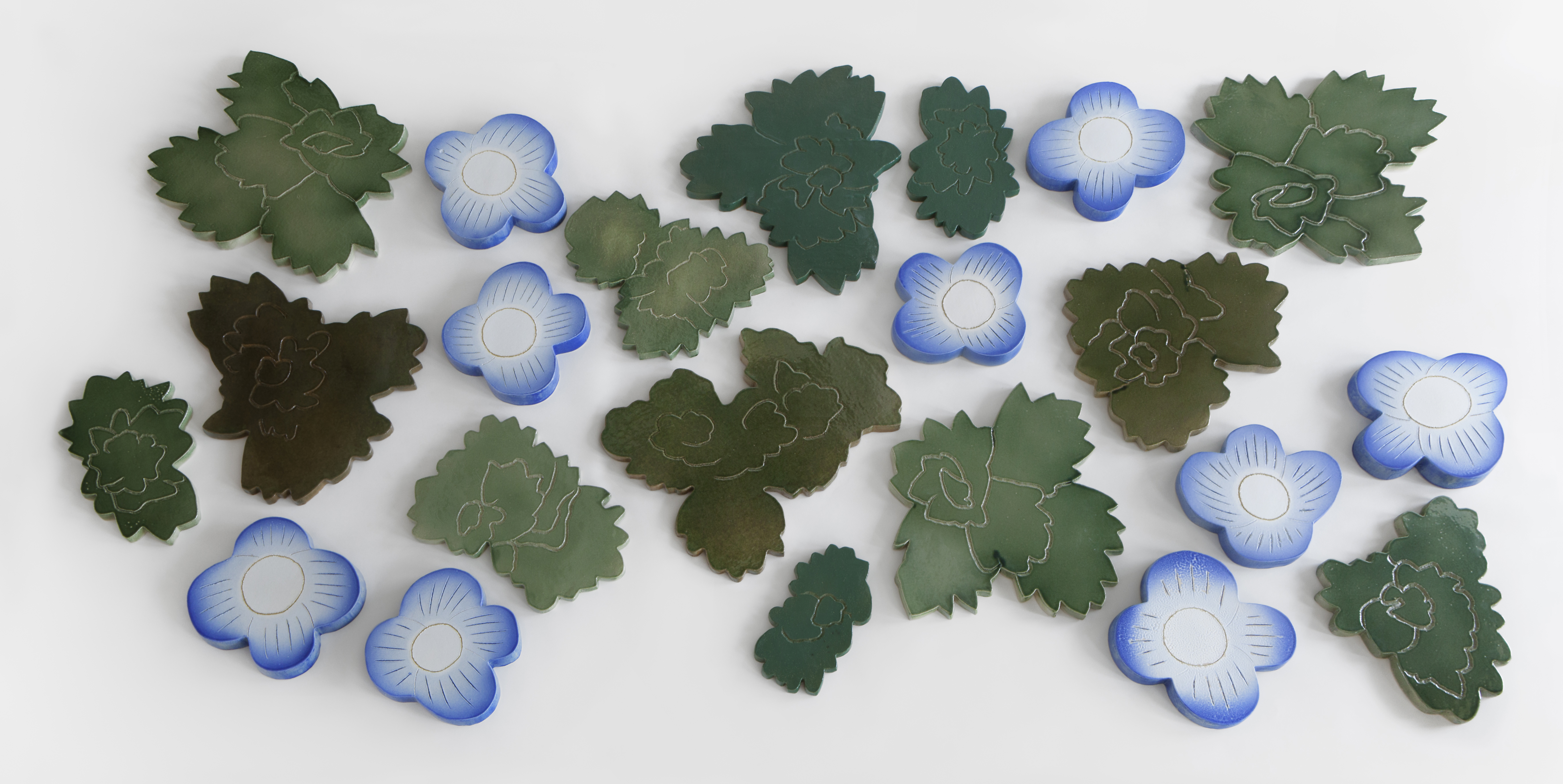 ゆこ　石本藤雄　陶板　オオイヌノフグリ　砥部焼 石本藤雄展 - マリメッコの花から陶の実へ - 」 （スパイラル