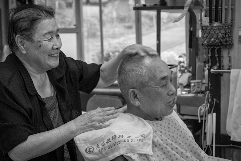 「椿」佐藤哲也　油絵　【最終値下げ】 佐藤哲也 「炭鉱（ヤマ）の理容所」 （ニコンプラザ東京） ｜Tokyo Art