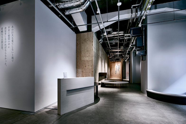 博物館級の存在感。金庫扉で作った、重厚感とビンテージ感たっぷりの座卓 住宅ガレージドア／天然木・重厚で存在感のある「モクバード