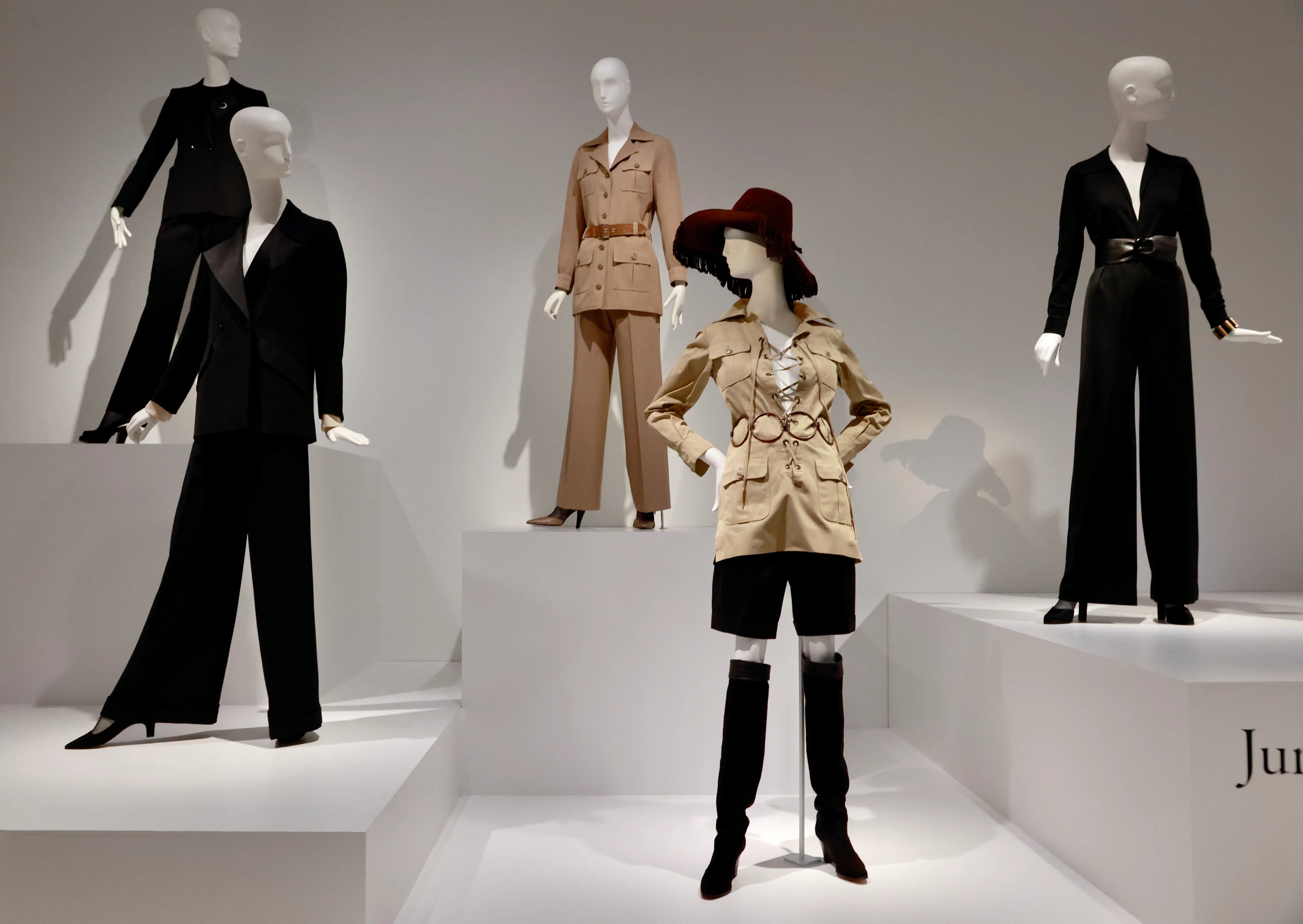 女性のワードローブを変えたデザイナー。「イヴ・サンローラン展 時を