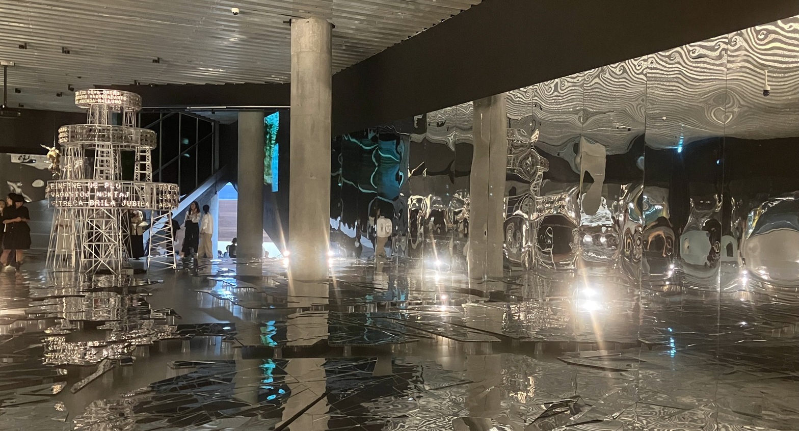 韓国の現代アーティスト、イ・ブルの大回顧展がソウルのリウム美術館で開催中。近未来的都市空間で「大きな物語の崩壊」を見つめる｜Tokyo Art Beat