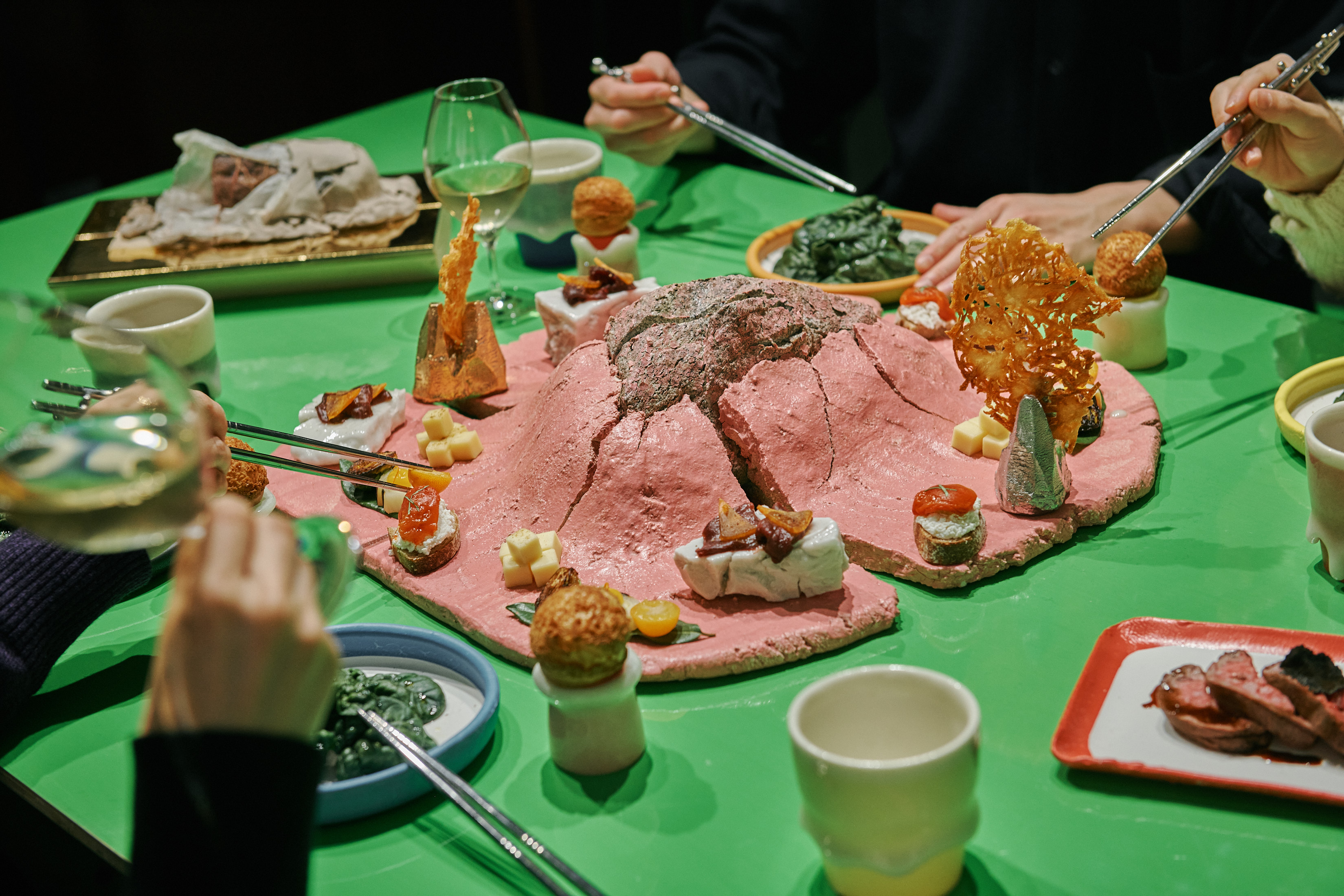 桑田卓郎 + く 「窯上げうどん」 （Gallery Restaurant 舞台裏