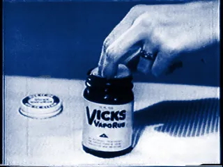 Vídeo de instrucciones para aplicar VapoRub 1957.