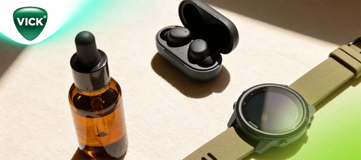 Un reloj inteligente, unos auriculares y un frasco de medicinas sobre una mesa