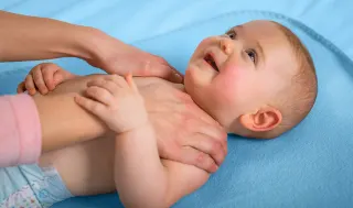 Beneficios del contacto piel-con-piel entre padres y bebés