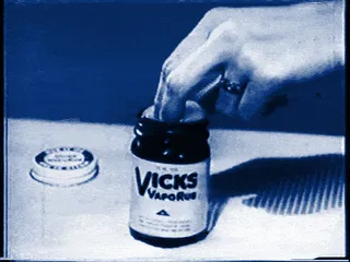 Vídeo de instrucciones para aplicar VapoRub 1957.