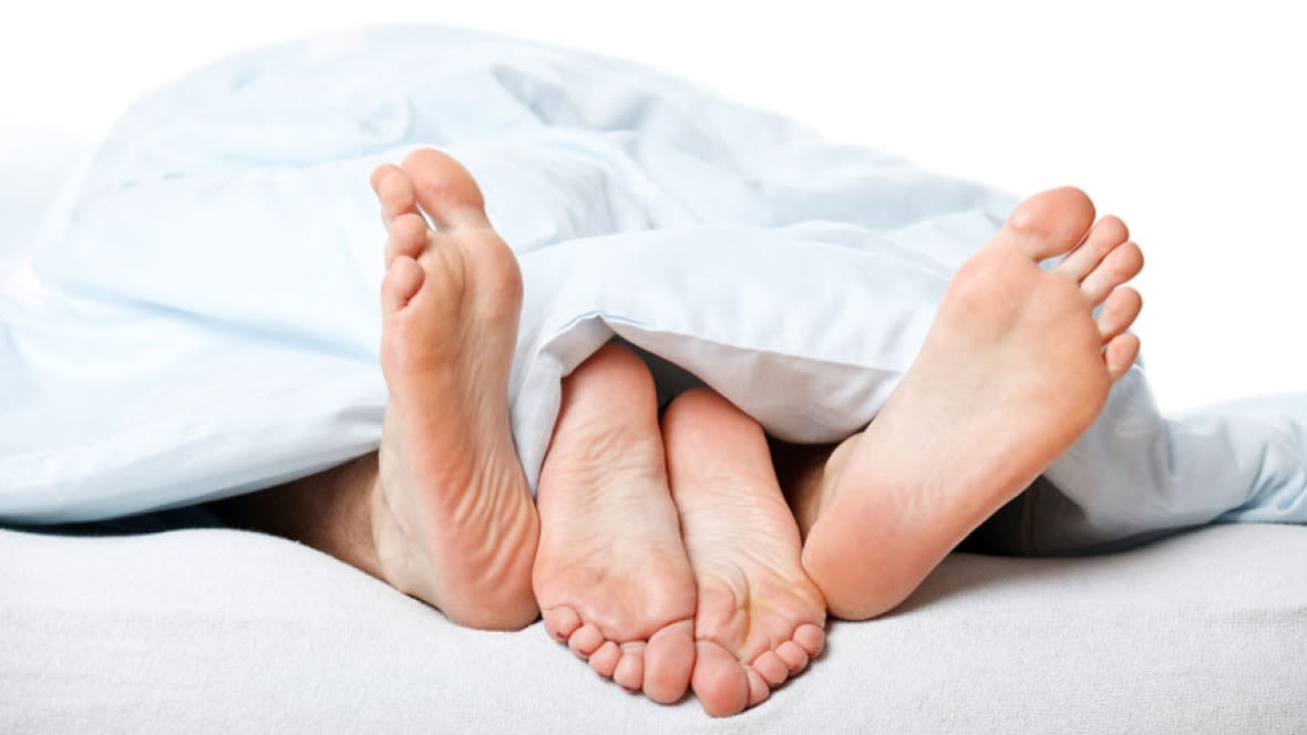 feet-couple-in-bed