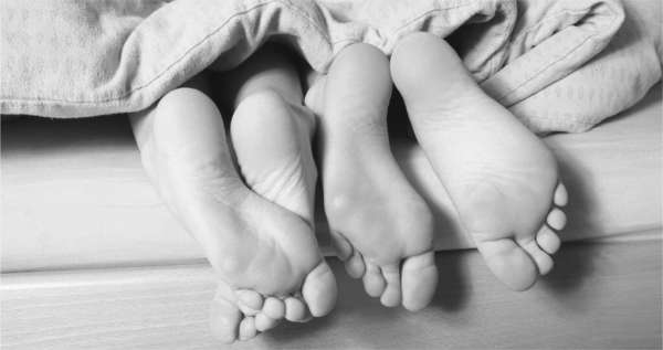 couple-in-bed-feet
