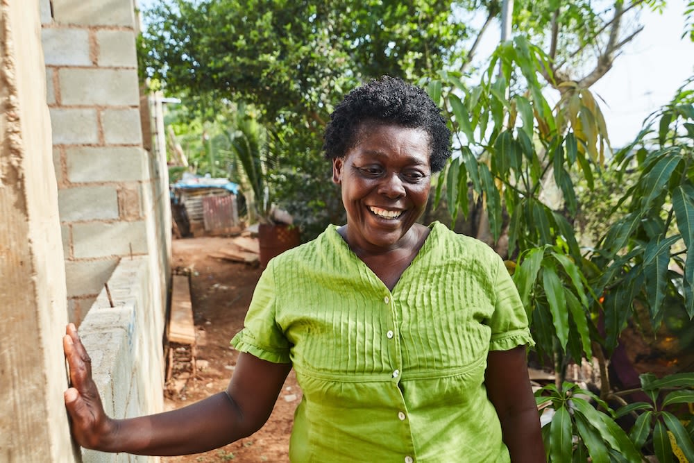 Ena is an artisan and Haitian refugee who used her Kiva loan to expand her business in the Dominican Republic