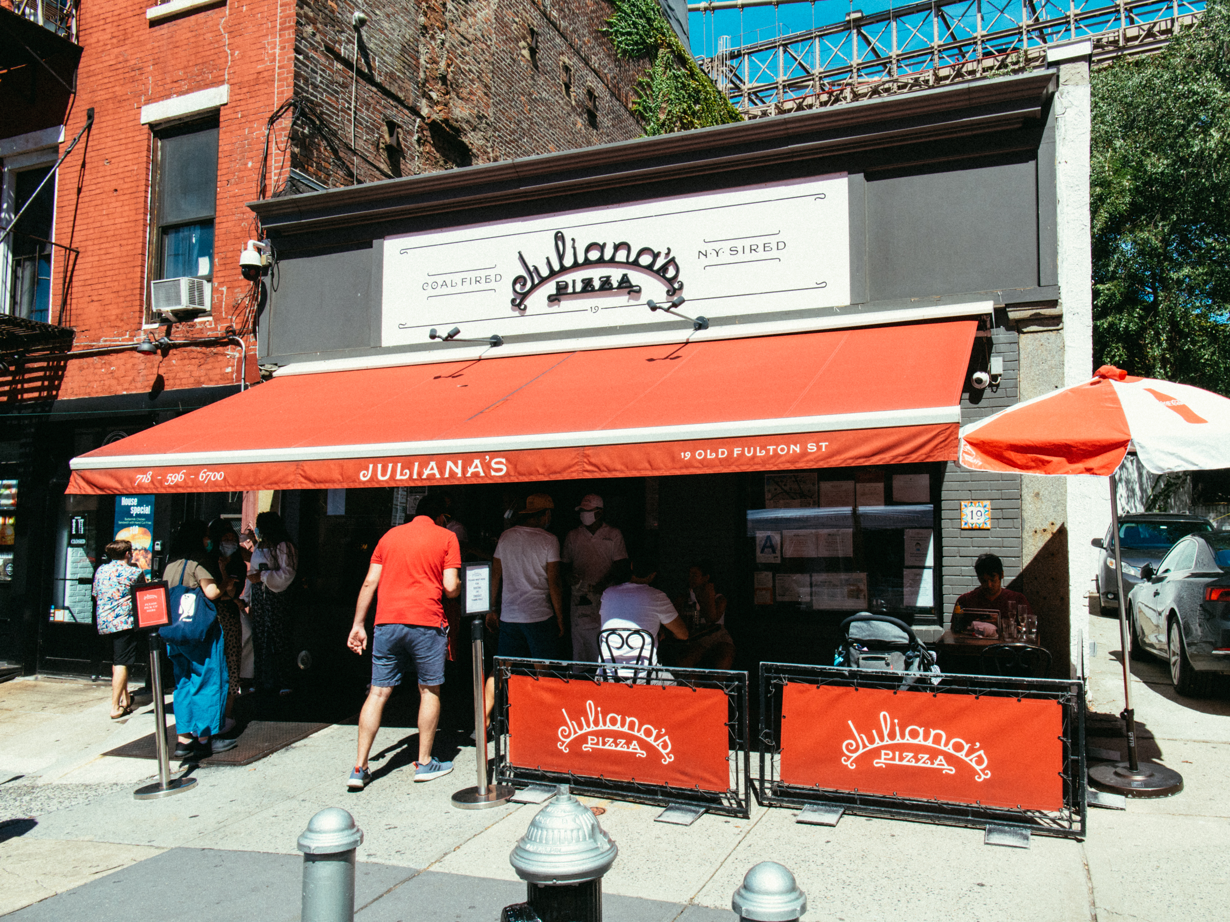 ブルックリン、ダンボ地区のピザの名店Juliana'sから自由の女神を眺め