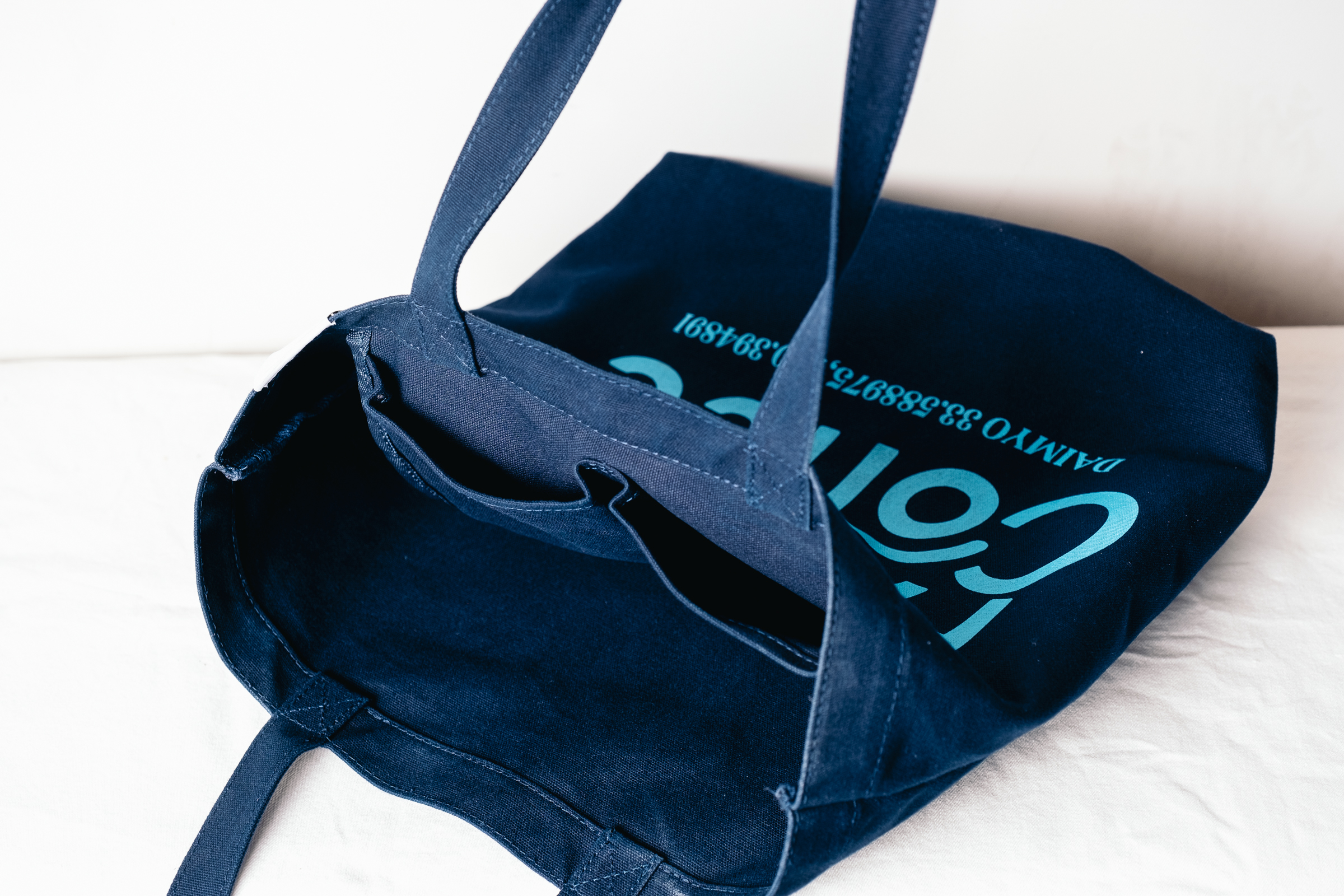 ホルトコーヒーのグラフィックロゴキャンバストートバッグ（ネイビー