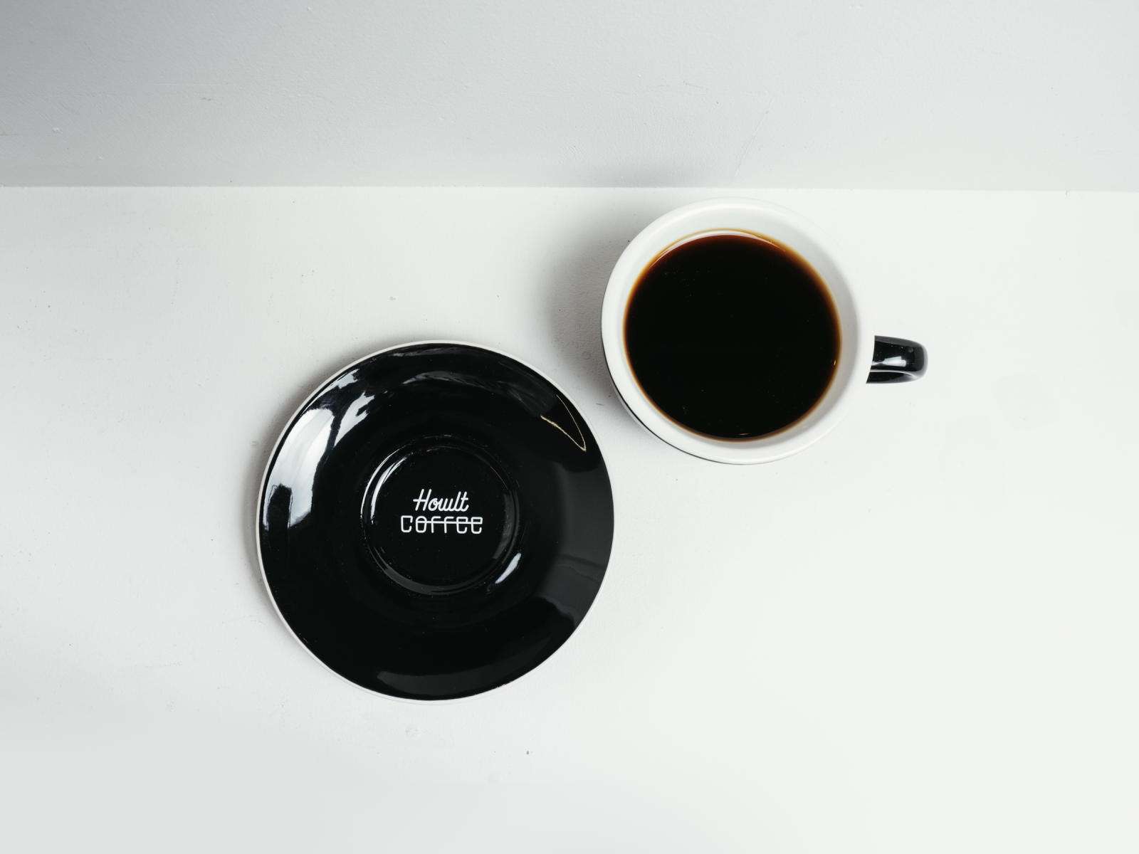 コンテンポラリーアートグッズも取り扱う福岡のカフェが制作したオリジナルのマグカップ