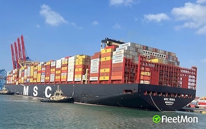 Containership carrying lots of shipping crates