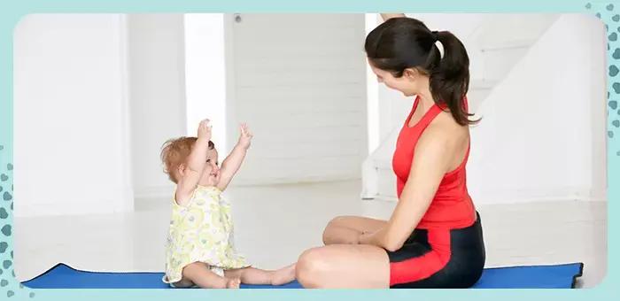 Mamá haciendo ejercicio con su hija en gimnasio para bebé.