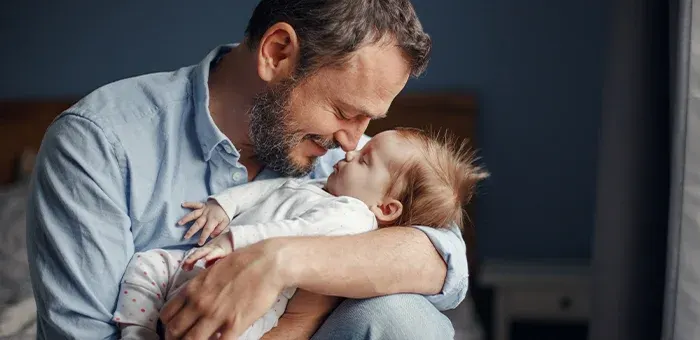 Papá durmiendo a bebé con canciones de cuna