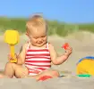 Bebé jugando en la playa