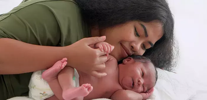 Mamá con su bebé eligiendo nombres de niños Mamá con su bebé eligiendo nombres de niños