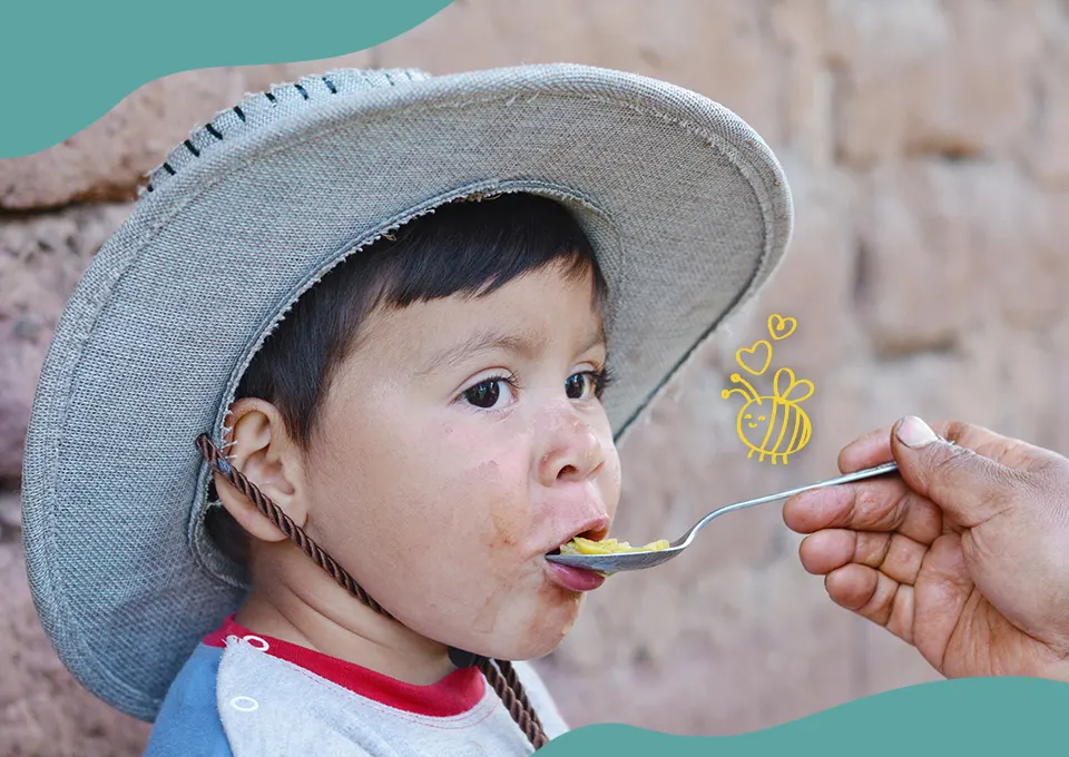 Niño peruano comiendo receta saludable de Perú