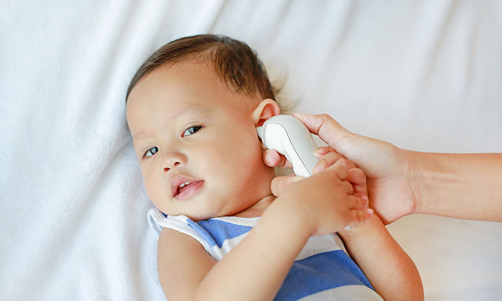 Pequeño Bebé Recién Nacido Durmiendo Con Chupete, Bebé Con Sarpullido  Escamoso, Dermatitis Infantil Problema Sarpullido, Recién Nacido Sufriendo  Síntomas Atópicos En La Piel. Concepto Salud Infantil Fotos, retratos,  imágenes y fotografía de