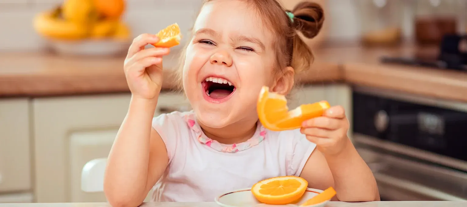 niña de 2 años disfrutando comida para niños