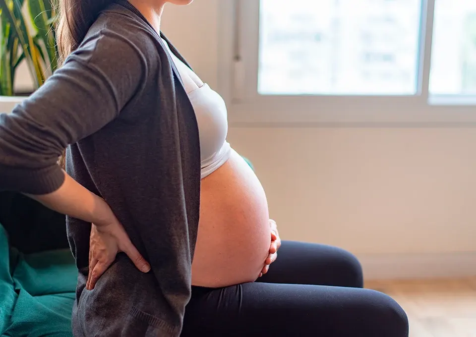 Mujer embarazada con contracciones de parto