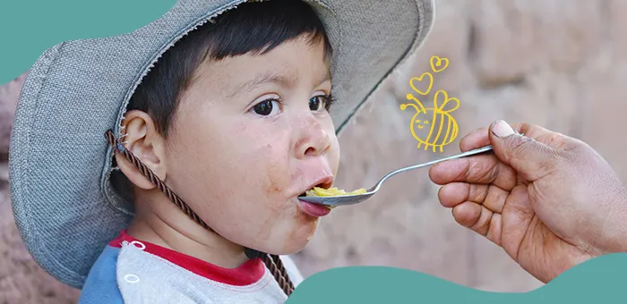 Niño peruano comiendo receta saludable de Perú