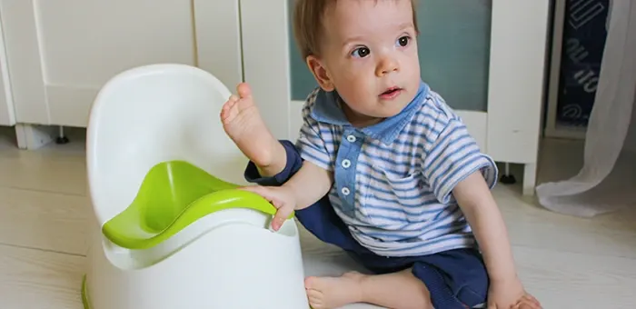 Bebé en entrenamiento para ir al baño