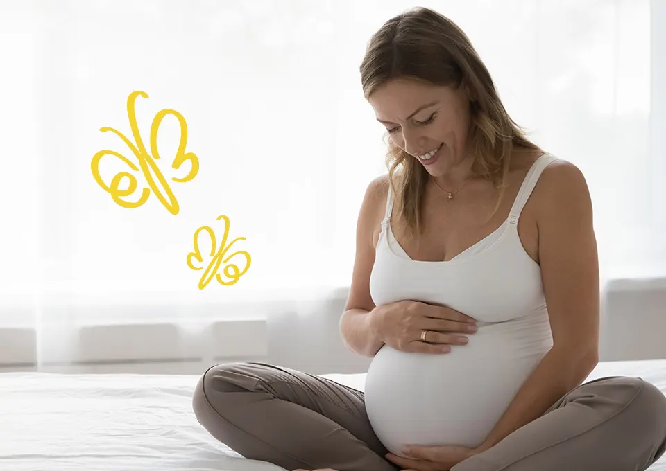 Mamá feliz considerando el parto natural o cesárea