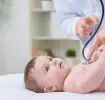 Bebé con síntomas de roséola, durante un examen médico.