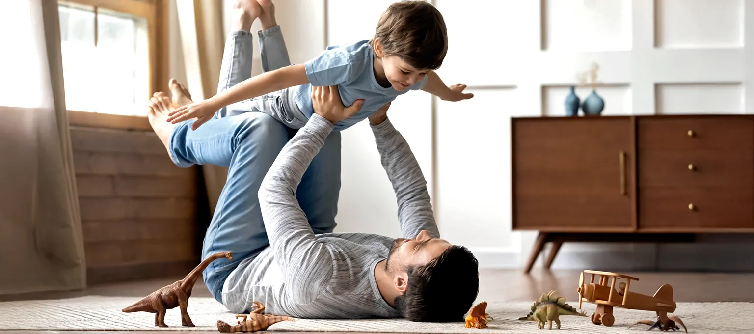 Papá e hijo celebrando un Feliz Día del Padre en Perú