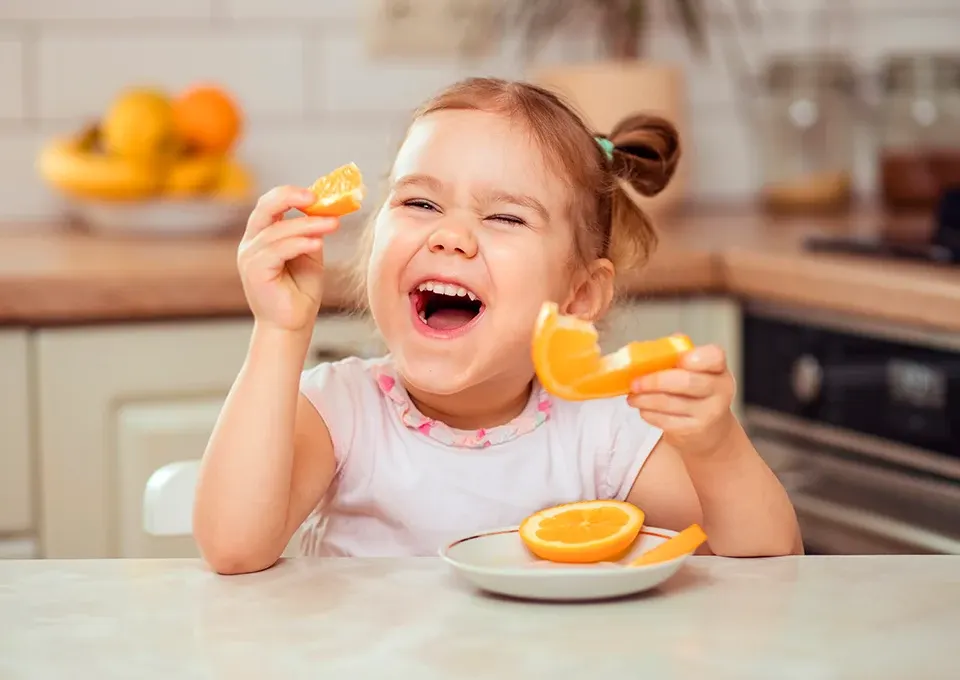 niña de 2 años disfrutando comida para niños